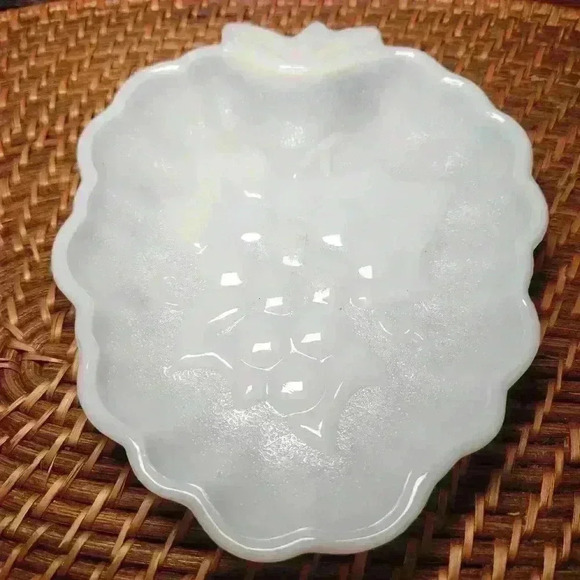 Vintage 7” x 6” Hazel Atlas Milk Glass Grape Trinket Candy Dish Grapes - Picture 2 of 5